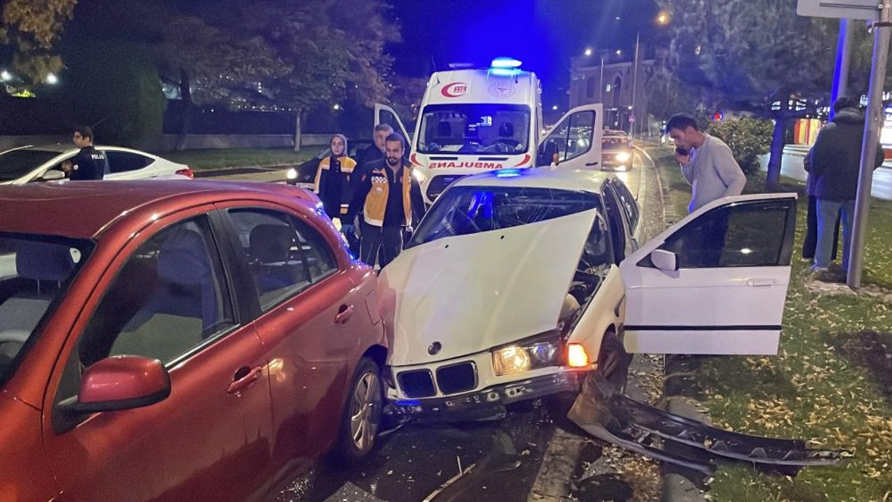 Zincirleme trafik kazası: 5 araç birbirine girdi, 1 kişi yaralandı