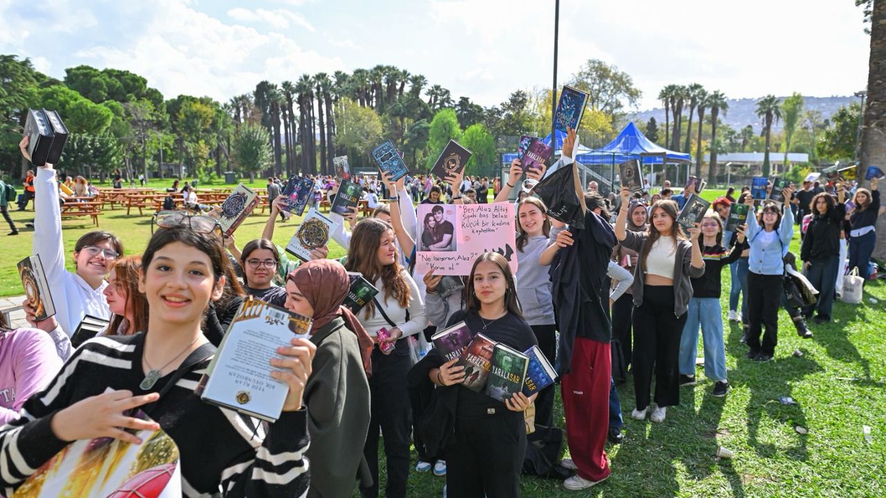 İzmir’de kitapla buluşma devam ediyor: Edebiyatın kalbi İZKİTAP'ta atıyor