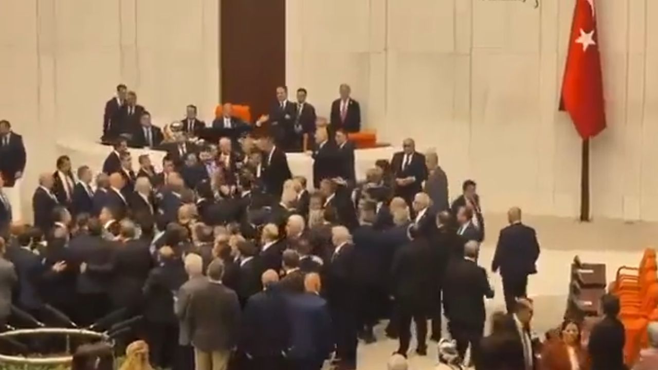 Meclis’te yemin krizi: Oturuma ara verildi, vekiller birbirine girdi