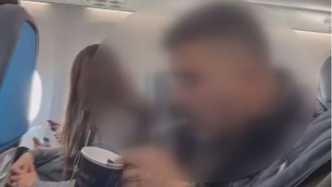 Uçakta sigara içip sosyal medyada paylaştı: Kara listeye alındı