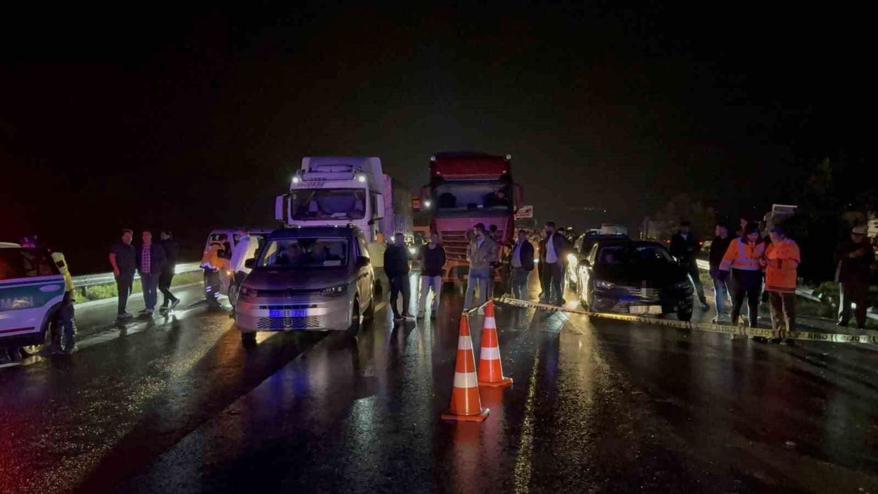 Karşı şeride geçen kamyonet tırla çarpıştı: 1 ölü, 1 ağır yaralı