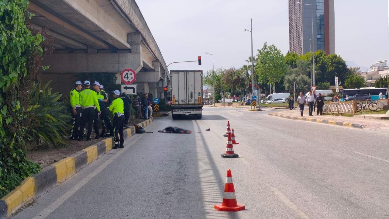 Mendil satan yaşlı kadın tırın altında can verdi