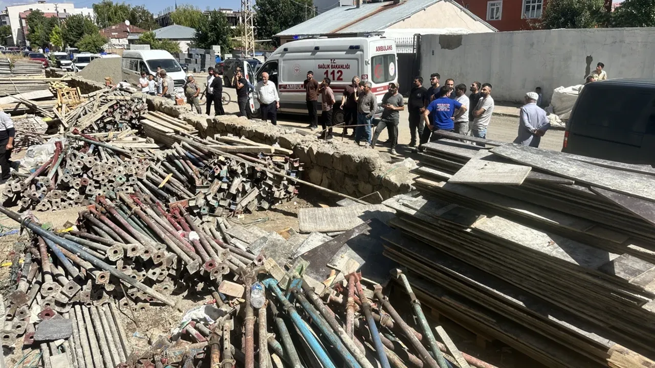 Dış cephe montajı sırasında iskeleden düşen 31 yaşındaki işçi öldü