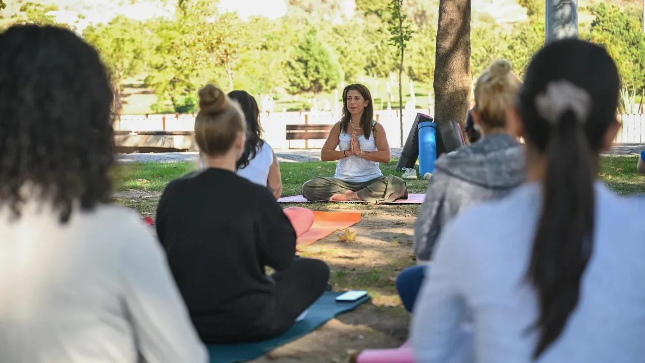 Bornova'da kadınlar açık havada yoga ile rahatladı