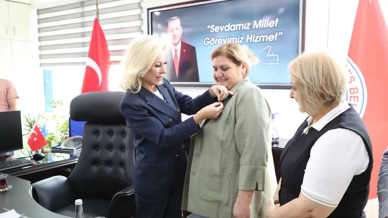Bursalı Menderes’te: Füsun Demir’e AK Parti rozeti