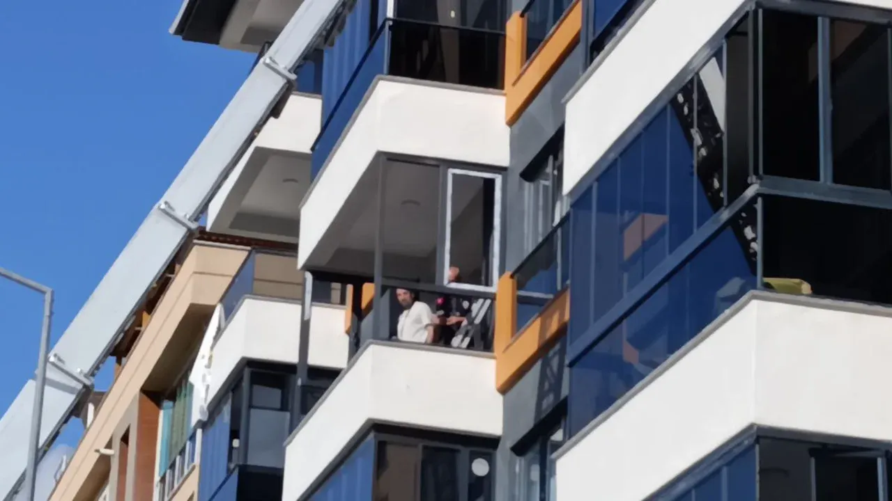 3 yaşındaki çocuk cam balkondan düşmesi sonucu ağır yaralandı
