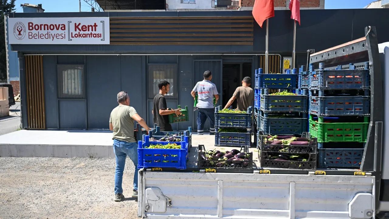 İzmir Bornova'da Dayanışma Tarlası sofralara bereket taşıyor