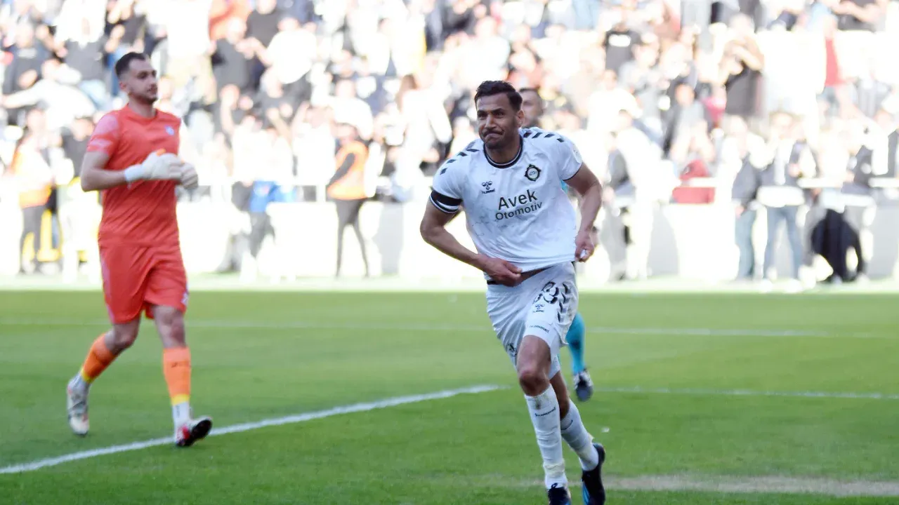 Altay’dan 40 yaşındaki golcüye lisans