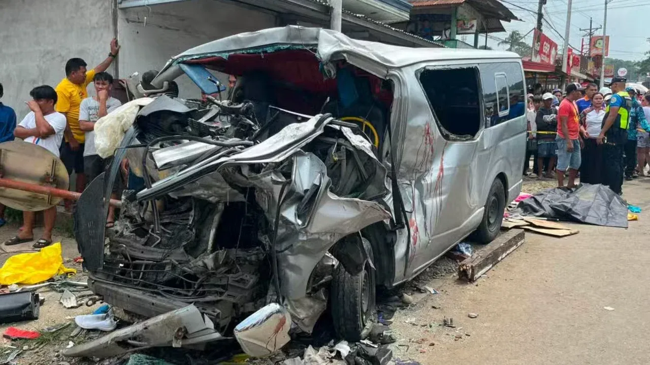 Filipinler'de minibüsle motosiklet çarpıştı: 6 ölü, çok sayıda yaralı var