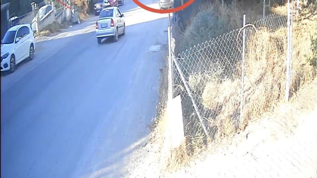 Hafriyat kamyonu park halindeki iki aracı biçip bahçeye uçtu!