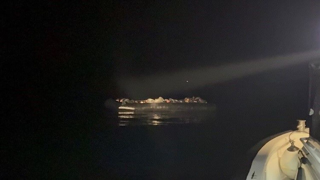 İzmir açıklarında peş peşe operasyon: 55 düzensiz göçmen yakalandı