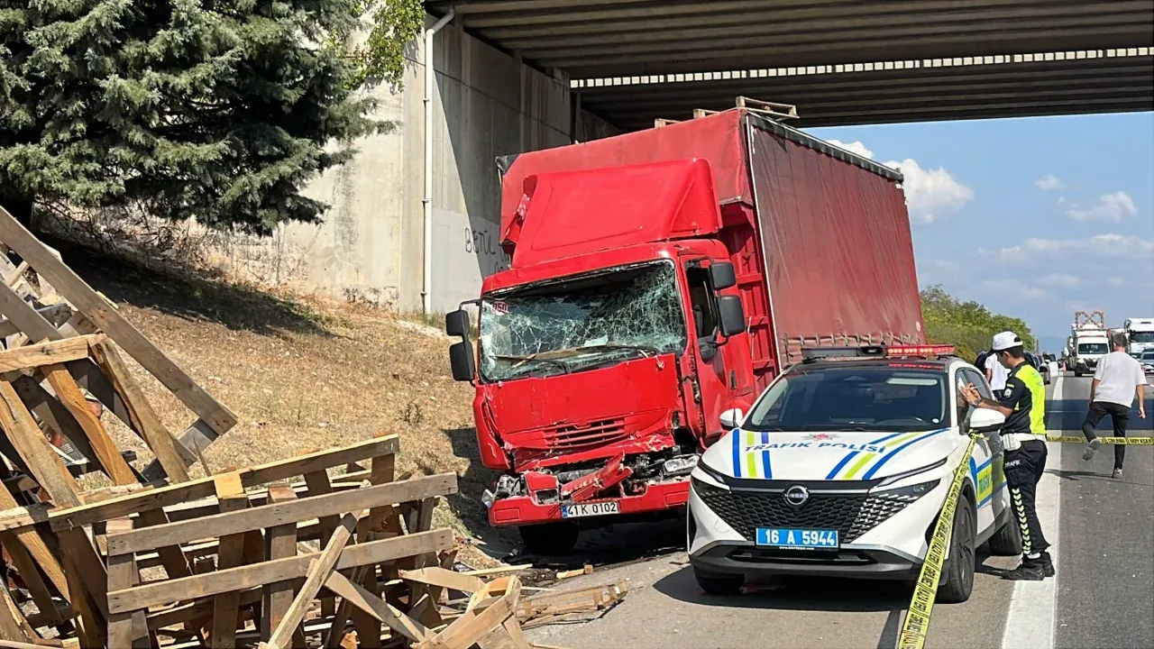 Emniyet şeridinde feci ölüm: Arızalanan kamyonetin altında can verdi
