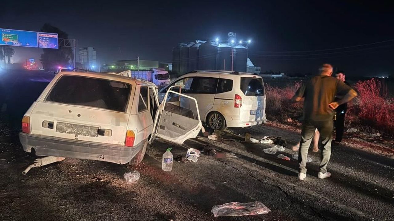Karşı şeride geçen otomobil başka araçla çarpıştı: 1 çocuk öldü, 6 yaralı