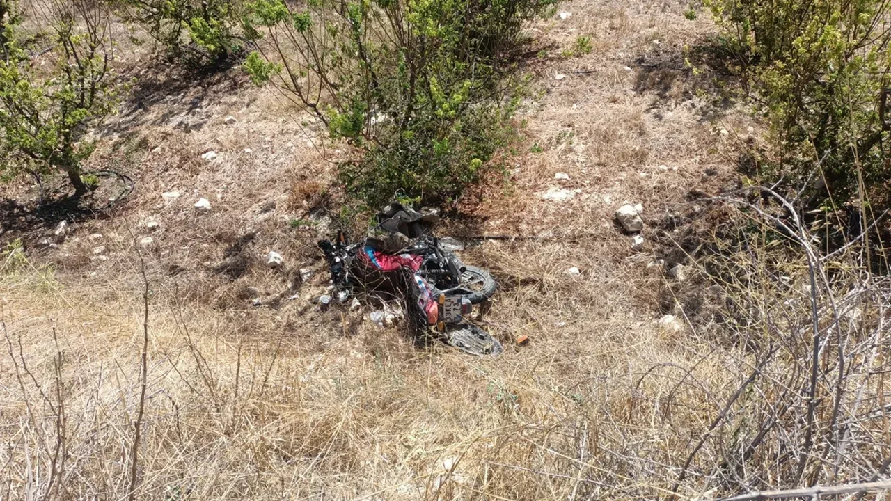 Kontrolden çıkan motosiklet erik bahçesine yuvarlandı, sürücü öldü