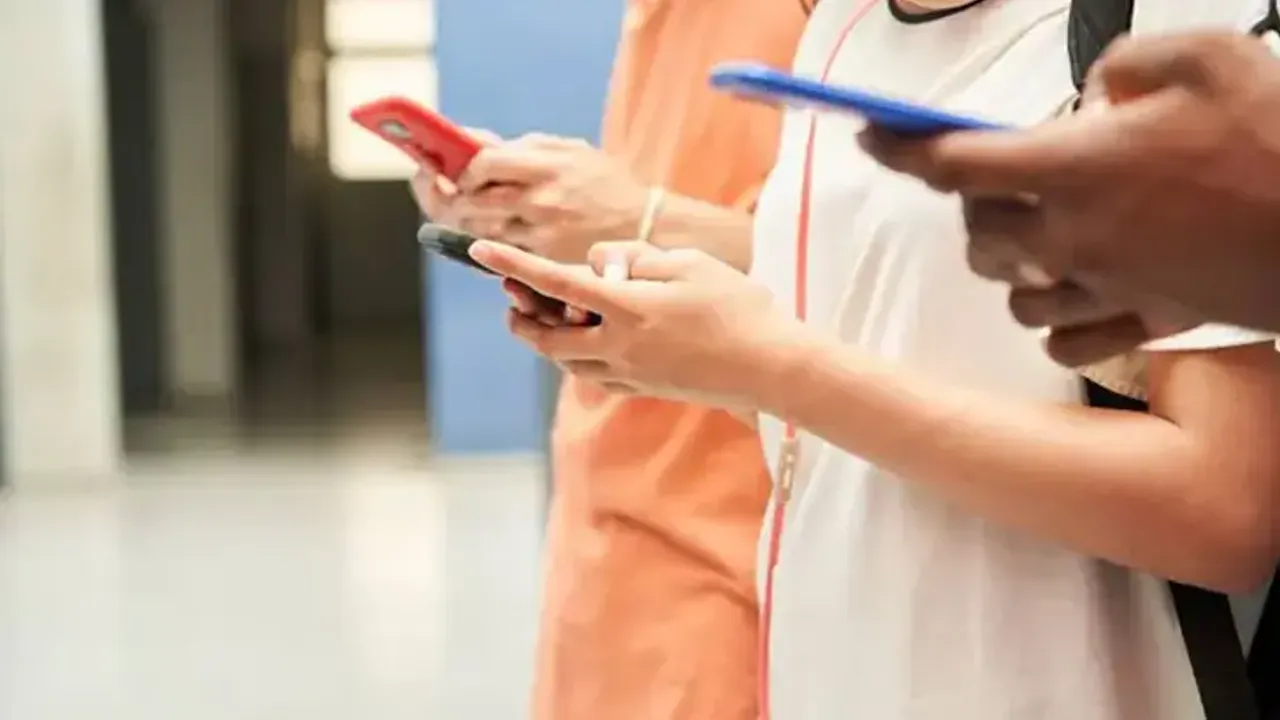 O ülkede öğrenciler için yeni dönem: Okullarda telefon yasağı!
