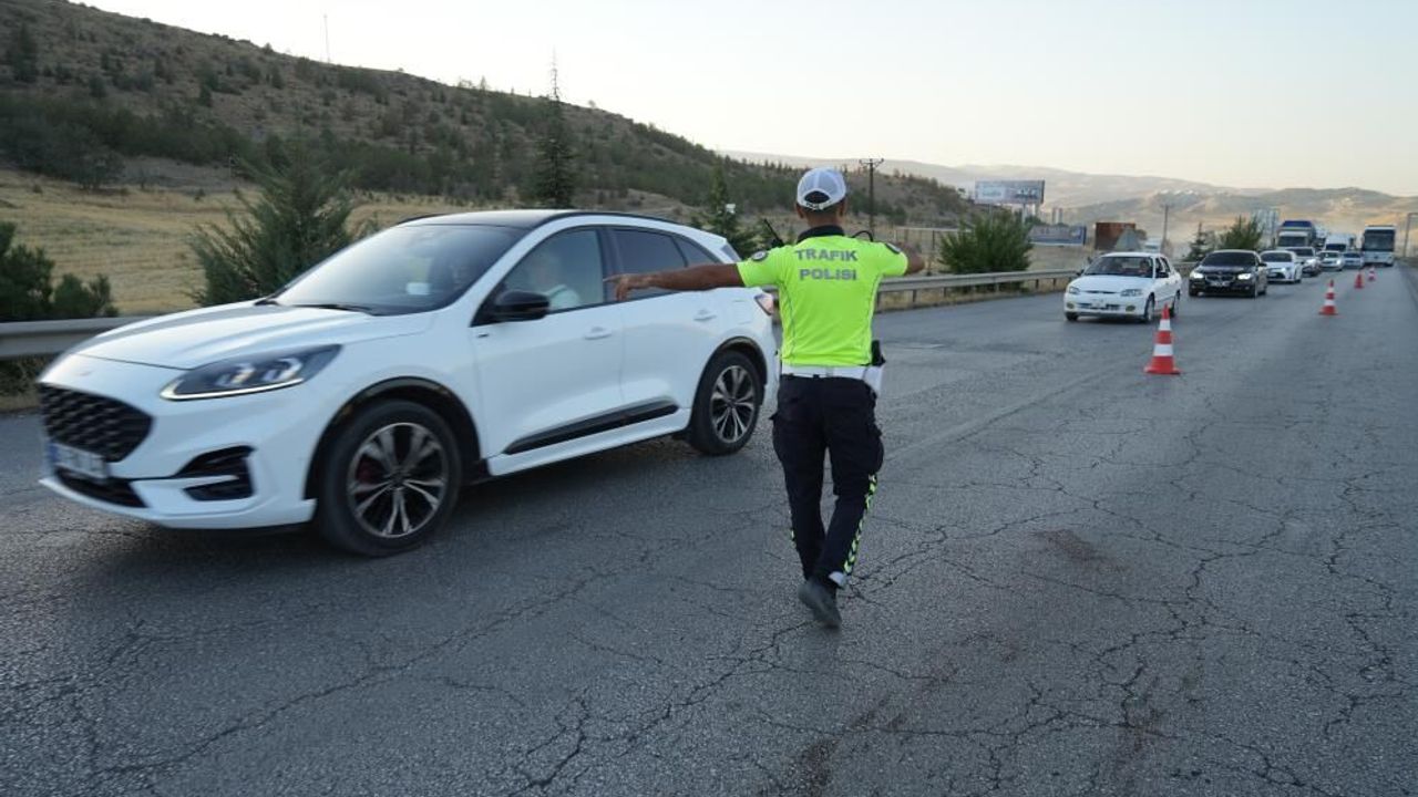 Seyir halindeki otomobile arkadan çarptı: 4 yaralı