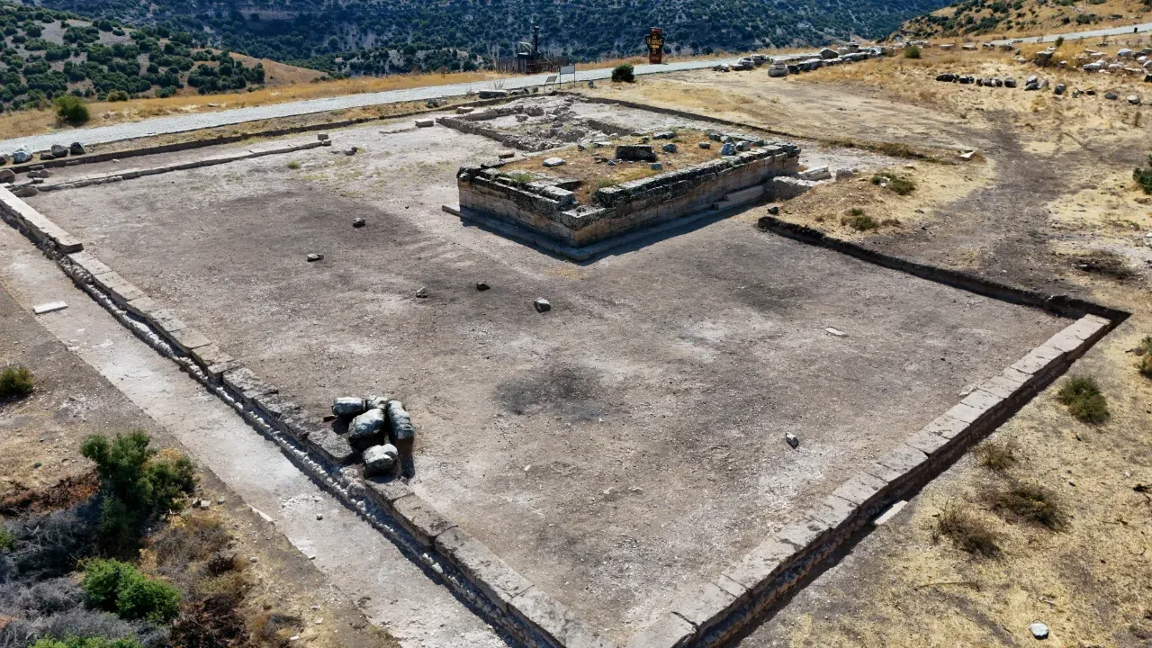 Blaundos'ta 2 bin 500 yıllık duvar gün yüzüne çıktı