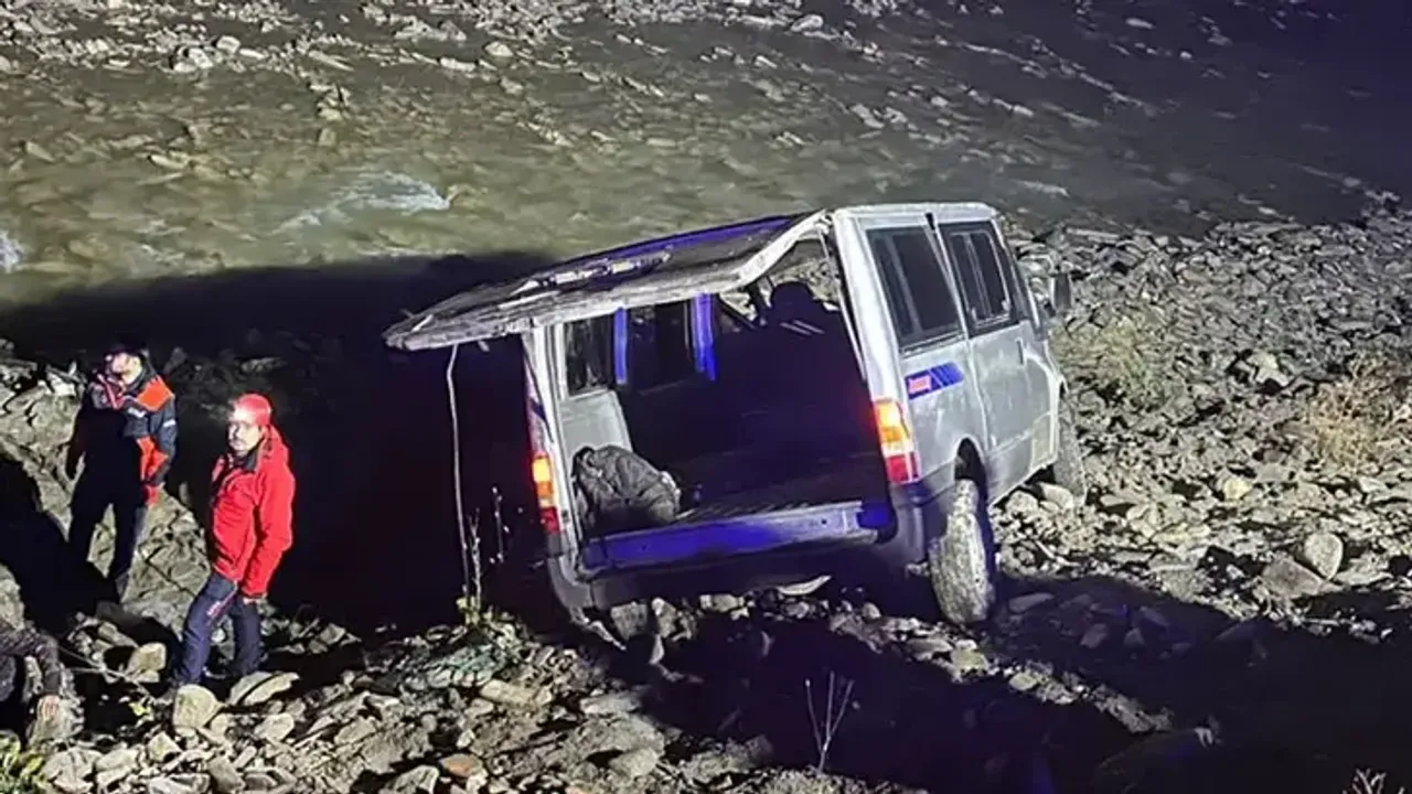 Göçmenleri taşıyan minibüs dereye uçtu: Yaralılar var!