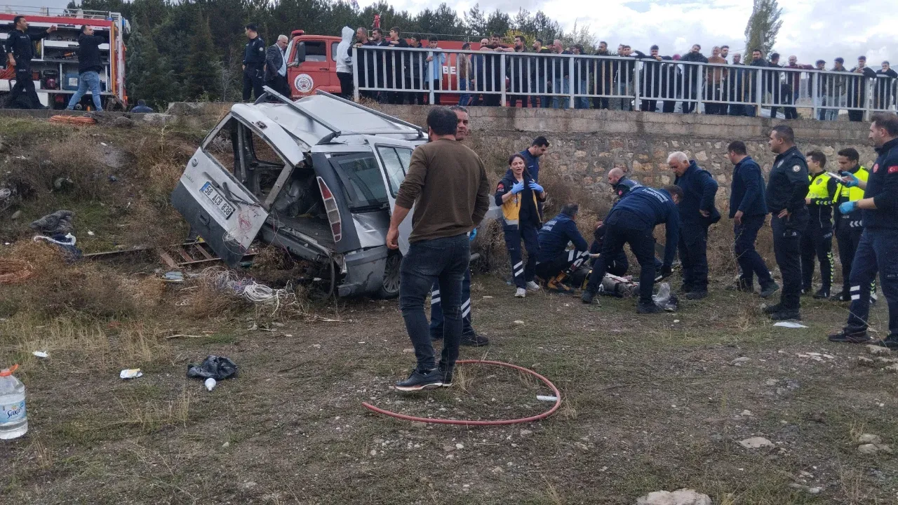 Mudurnu'da tır ve hafif ticari araç çarpıştı: 1 yaralı