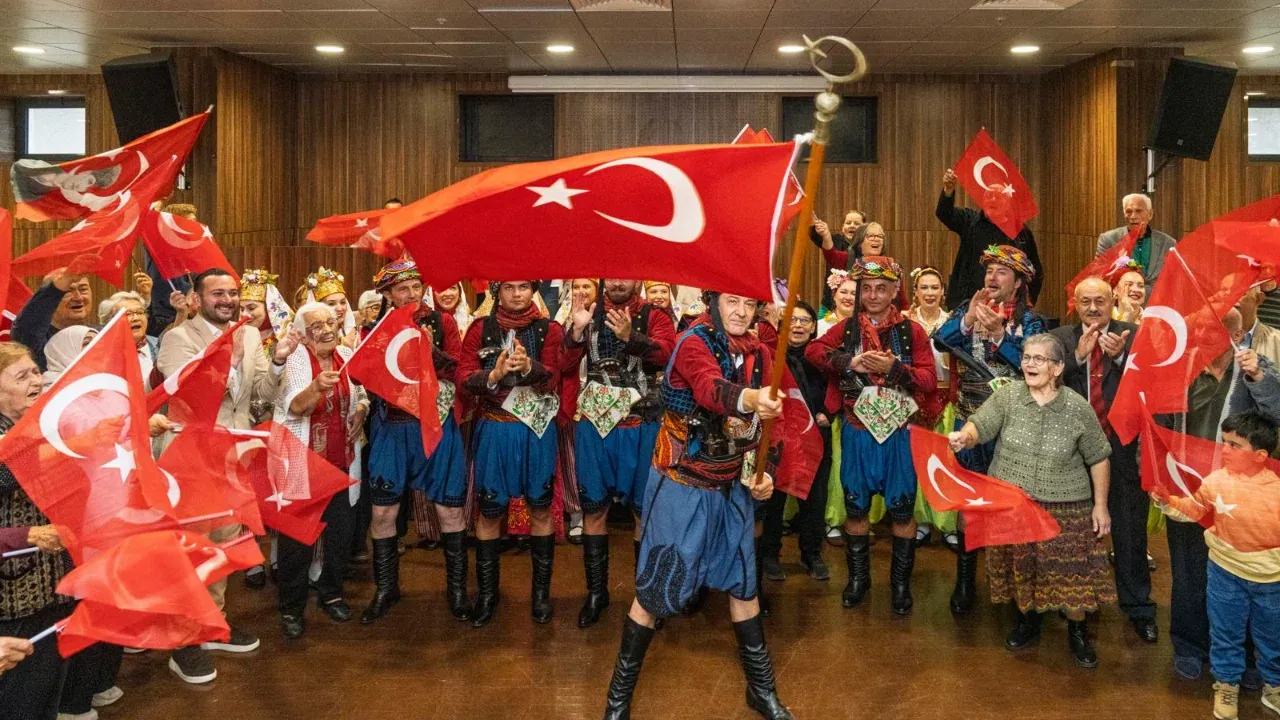 Huzurevi sakinleri Cumhuriyet Bayramı’nı baloyla kutladı