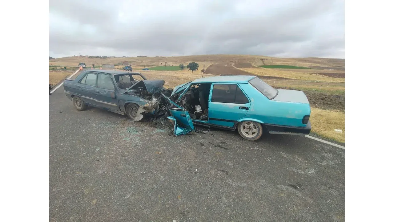 Sakarya'ya gelen tır otomobille çarpıştı! 5 kişi yaralandı