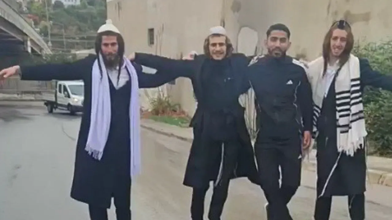 İzmir'de Netanyahu'nun seçim yenilgisini kutlayan Yahudiler sokakta dans etti