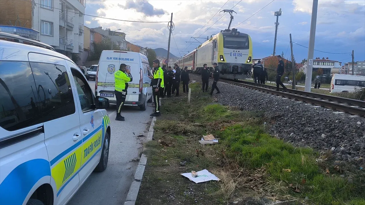 İzmir - Eskişehir seferini yapan trenin çarptığı 18 yaşındaki genç hayatını kaybetti