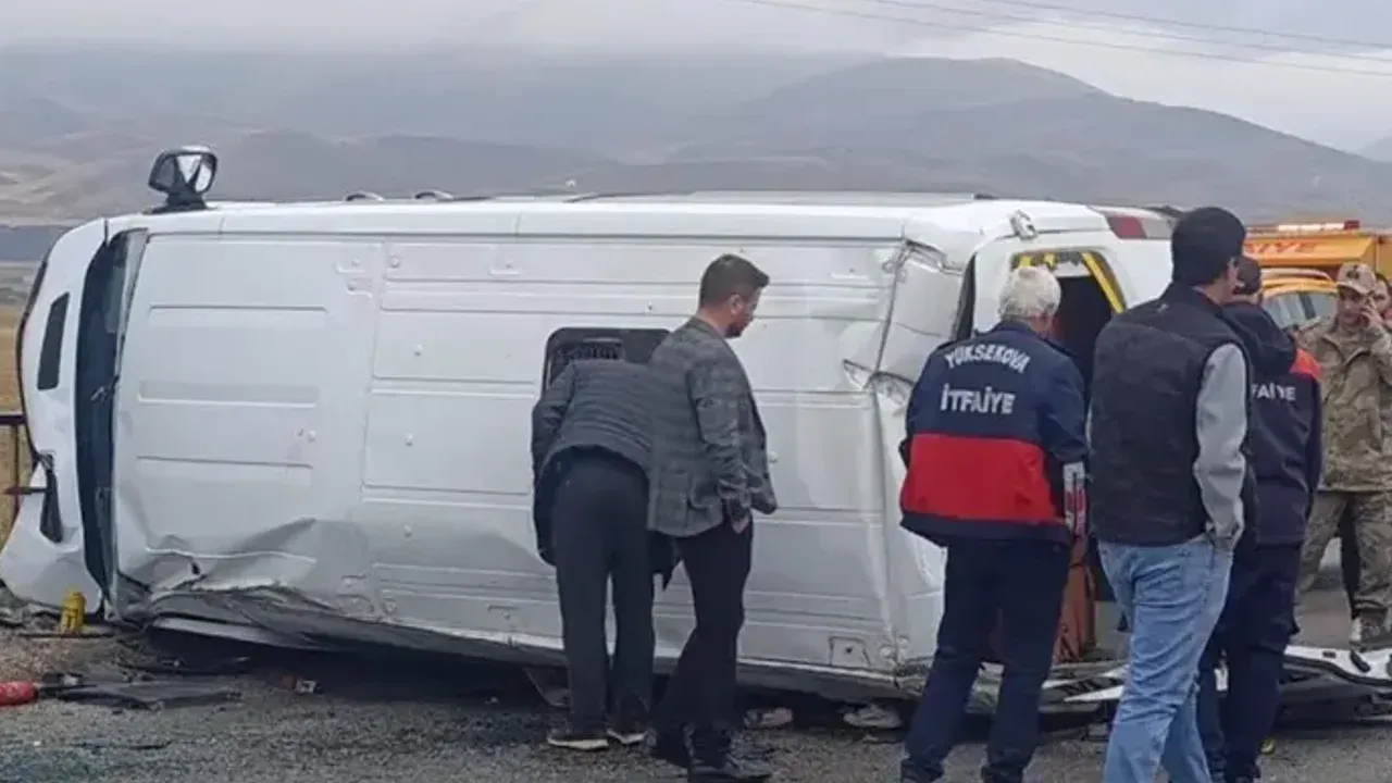 Yüksekova'da Servis Kazası: 10 Öğrenci Yaralandı