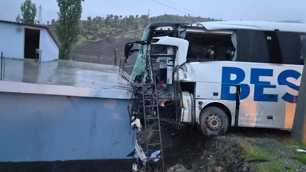 Şırnak'ta yolcu otobüsü eve çarptı: 1 ölü, 14 yaralı