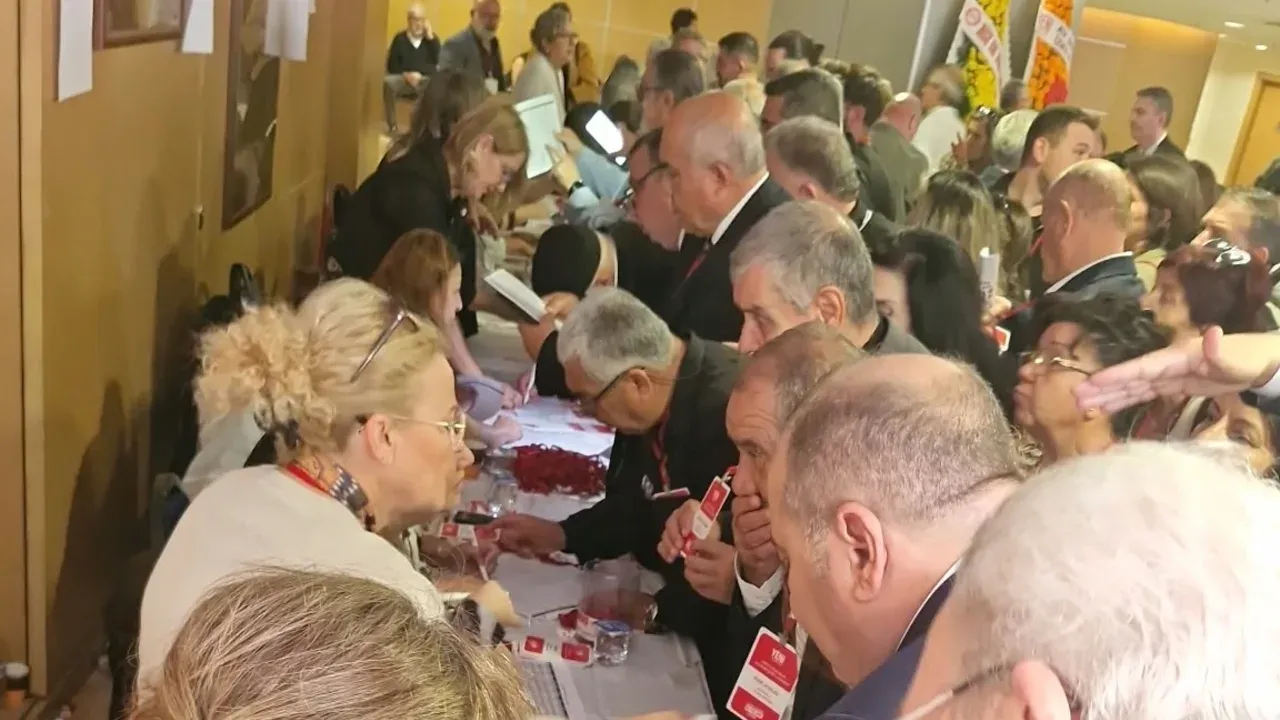 YENİ Parti İzmir Kongresi’nde hazirun listesi ve delege kartları tartışması