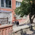 Boşanma aşamasındaki eşine evinin önünde bıçaklı saldırı