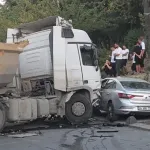 Freni boşalan hafriyat kamyonu park halindeki araçlara daldı!