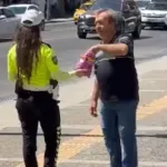 İzmir’de trafik polisinden yüzleri gülümseten kandil jesti