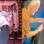 Mert Demir sahnede bıyıklarını kestirdi, o anlar dev ekrana yansıdı