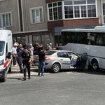 Özel halk otobüsü ile otomobil çarpıştı: Çok sayıda yaralı var!