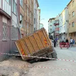 Yol çalışması sırasında çökme: Hafriyat kamyonu çukura düştü
