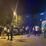 İzmir plakalı otomobilin çarptığı motosikletteki iki genç hayatını kaybetti