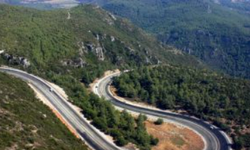 Akyaka girişi trafiğe kapatıldı: Sakar Geçidi'nde doğal gaz yüklü tanker devrildi