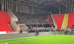Altay derbisini kazanan Göztepe'de taraftar Alsancak Stadı önünde Göztepe pankartı açtı