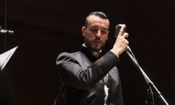 Cem Adrian'a Van'da çirkin saldırı