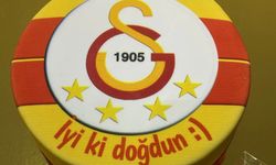 Galatasaraylı pasta nasıl yapılır? Galatasaraylı pasta tarifi nedir? Galatasaraylı pasta malzemeleri nelerdir?