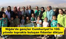 Niğde'de gençler Cumhuriyet'in 100. yılında fidanları toprakla buluşturdu