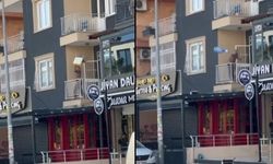 Sinir krizi geçiren kadın ev eşyalarını sokağa fırlattı