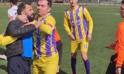 Futbolda şiddet! Yedek oyuncu hakeme tekme attı