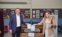 Ayvalık'ta Başkan Ergin sandığa eşiyle birlikte geldi