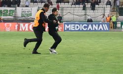 Konyaspor - Trabzonspor maçında sahaya taraftar girdi