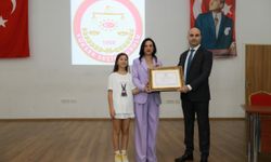 Filiz Başkan mazbatasını kızıyla birlikte aldı