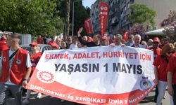 Bornova’da Başkan Eşki işçilerle kol kola 1 Mayıs pankartının arkasında