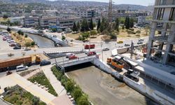 İZSU, kokuya önlem olarak derelerde temizlik yapıyor