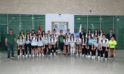 Başkan Kınay şampiyonluk yolunda kız futbol takımının yanında